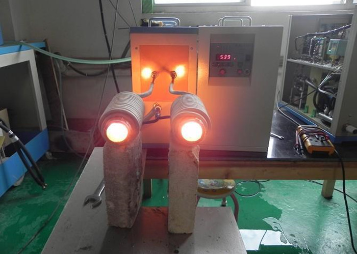 25KW中频感应加热设备正在加热双孔棒料