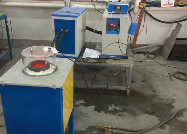 35KW中频感应熔炼炉/小型IGBT感应加热熔炼设备 产品型号：ZG-MFM35 输入电压：380V/3P,50/60Hz 单次熔量：单次熔量为30公斤金 /银/铜，8-10公斤铁或不锈钢 炉体可分：可配套倾倒式或固定式炉